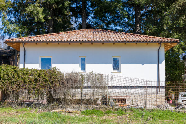 Vista esterna con giardino di una casa in legno Velletri.