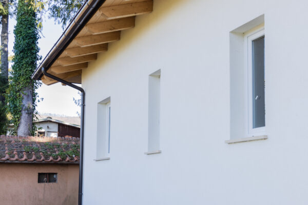 Facciata esterna e dettagli costruttivi di una casa in legno Velletri.