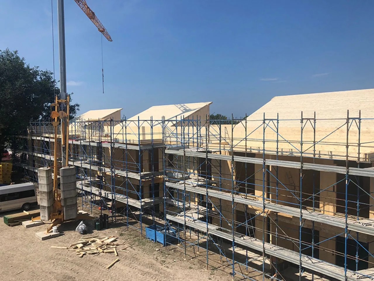 Cantiere XLAM Roma, ponteggi installati secondo norme sicurezza, gru di cantiere