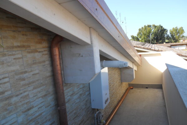 Balcone esterno e infissi scorrevoli di un sottotetto in legno abitabile Ostia.