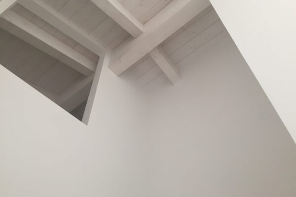 Travi a vista in legno sbiancato sul soffitto di una casa in legno chiavi in mano xlam Fara Sabina Rieti.