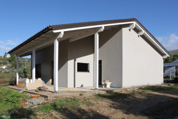 Facciata esterna rifinita e giardino di una casa in legno chiavi in mano xlam Fara Sabina Rieti.