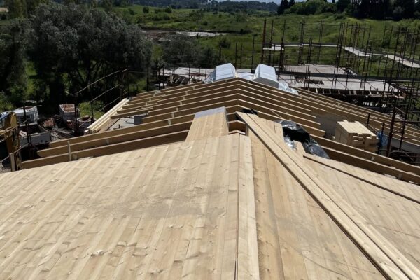 Vista aerea della struttura del tetto in legno lamellare al grezzo per una nuova costruzione bifamiliare a Roma