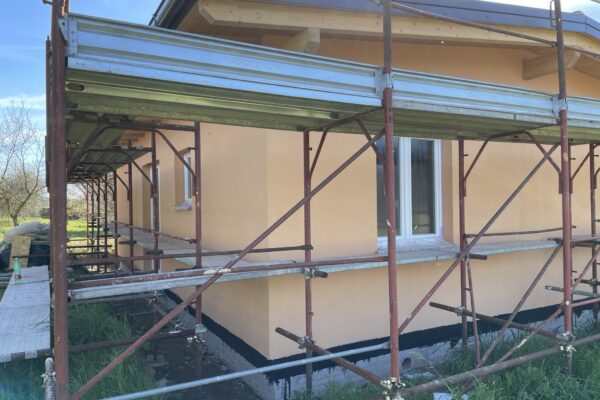 Lavori di isolamento termico esterno su una casa in legno grezzo avanzato xlam Palombara Sabina.