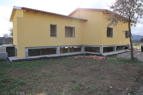 Dettaglio del basamento e delle pareti esterne di una casa in legno platform frame grezzo avanzato Manziana.
