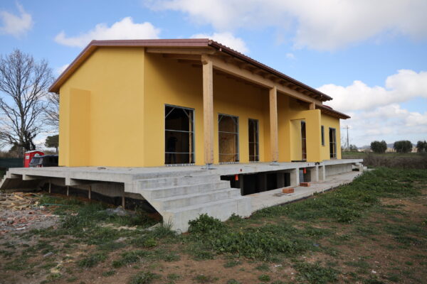 Accesso esterno al cantiere di una casa in legno platform frame grezzo avanzato Manziana.