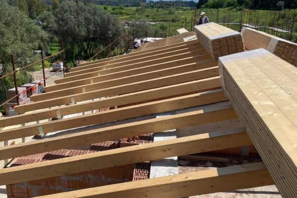 Vista della struttura del tetto in legno lamellare al grezzo per una nuova costruzione bifamiliare a Roma