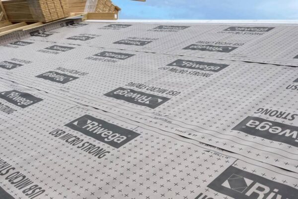 Membrane freno vapore Riwega sulla copertura in legno lamellare