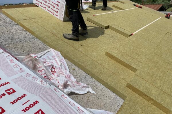 Installazione del pacchetto di isolamento termico ad alta densità sul tetto in legno della bifamiliare a Roma