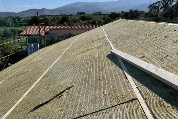 Pacchetto di isolamento termico ad alta densità sul tetto in legno della bifamiliare a Roma