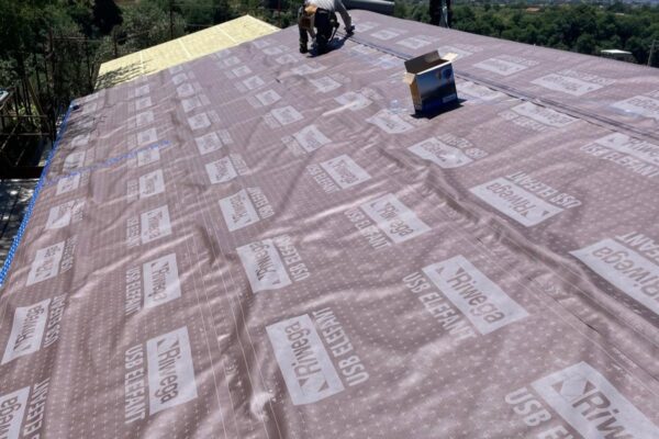 Membrane traspiranti Riwega sulla copertura in legno lamellare