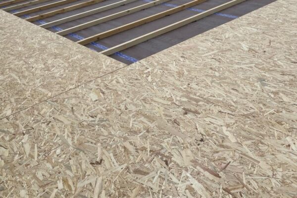 Posa dei listelli per la camera di ventilazione e delle membrane impermeabili sulla copertura in legno lamellare