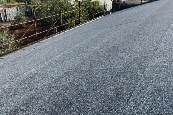 Posa delle membrane impermeabili sulla copertura in legno lamellare