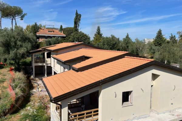 Architettura contemporanea di una bifamiliare ecosostenibile a Roma con tetto a capanna in legno lamellare