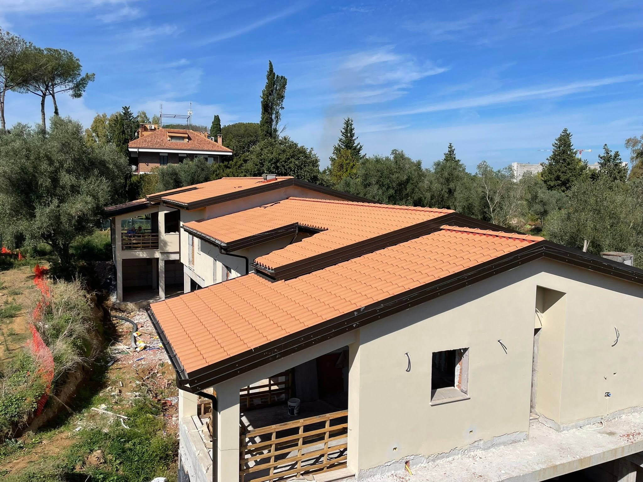 Architettura contemporanea di una bifamiliare ecosostenibile a Roma con tetto a capanna in legno lamellare