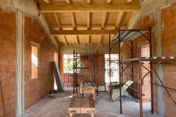Struttura portante in legno lamellare d'abete per la copertura ad alte prestazioni di una casa bifamiliare