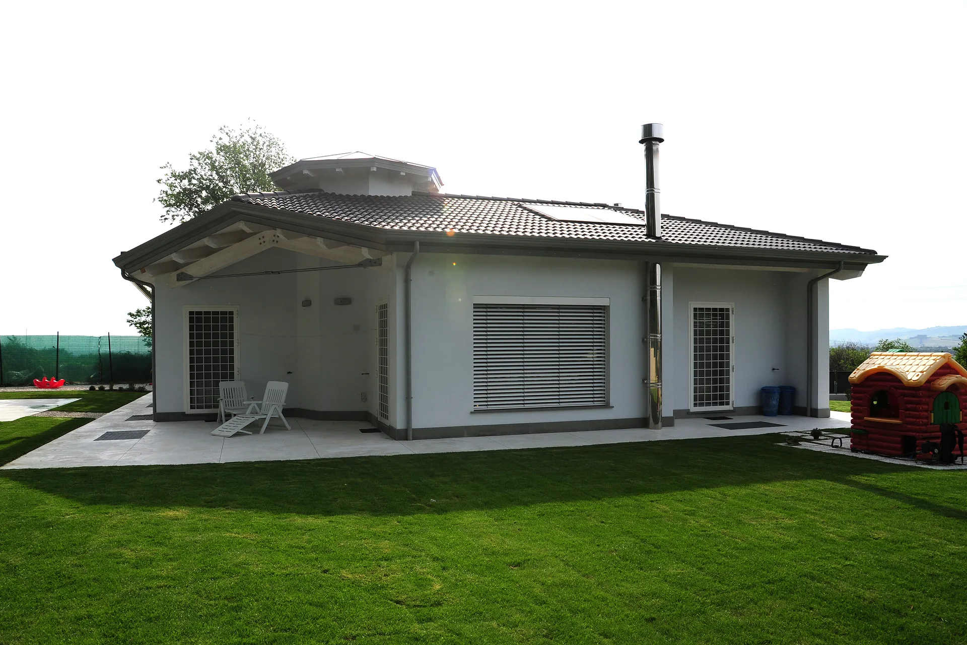 Esterno moderno di una villa prefabbricata a Latina con facciata grigia e portico