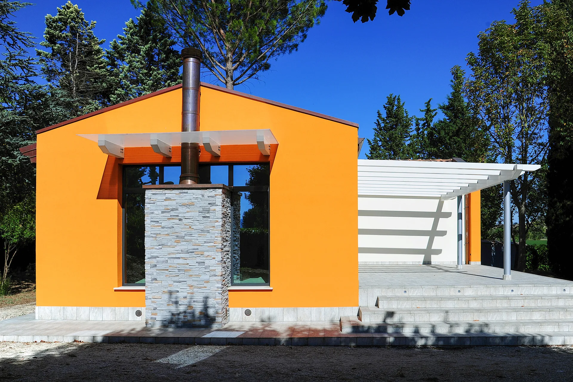 Esterno moderno con finiture arancioni di una casa in legno prefabbricata a Frosinone.