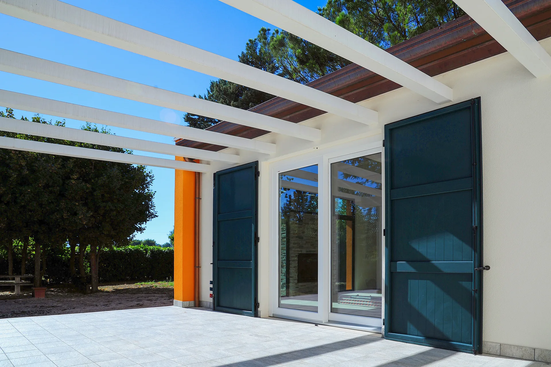 Struttura della pergola esterna e vialetto di una villa in legno prefabbricata a Frosinone
