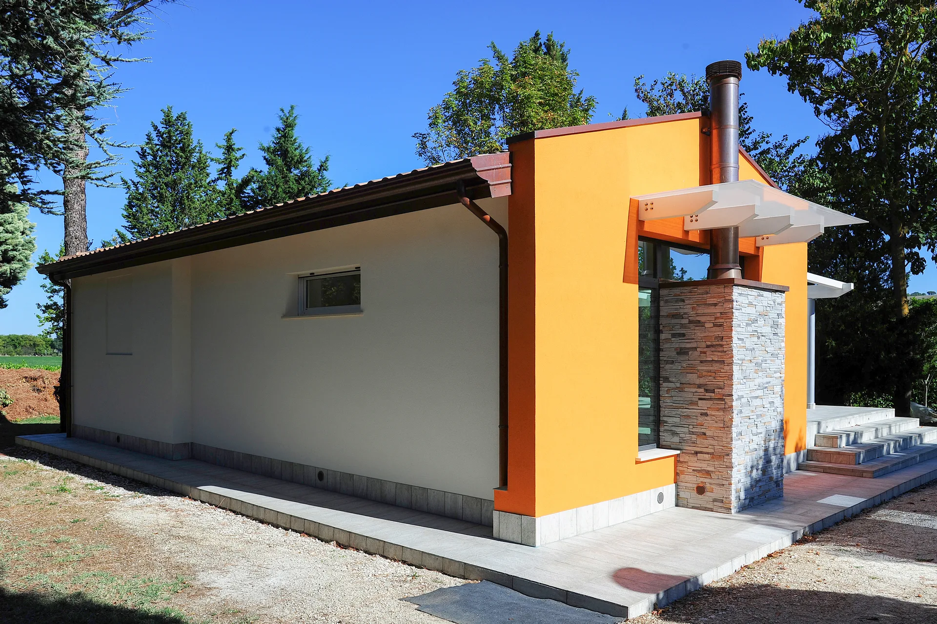 Prospetto posteriore e finiture murarie di una casa in legno prefabbricata a Frosinone nel territorio ciociaro.
