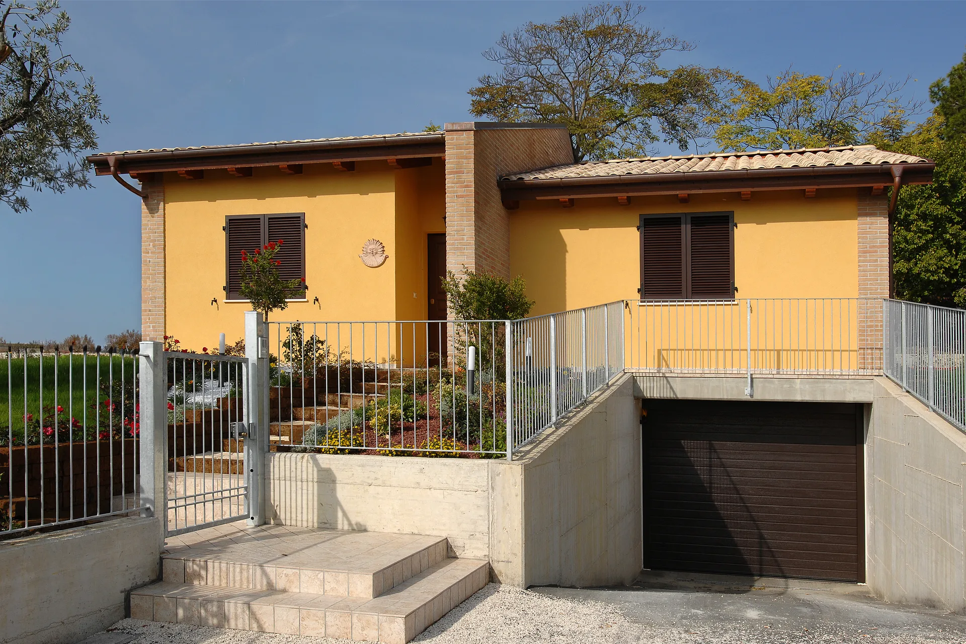 Facciata anteriore di una casa in legno prefabbricata a Rieti con accesso al piano inferiore