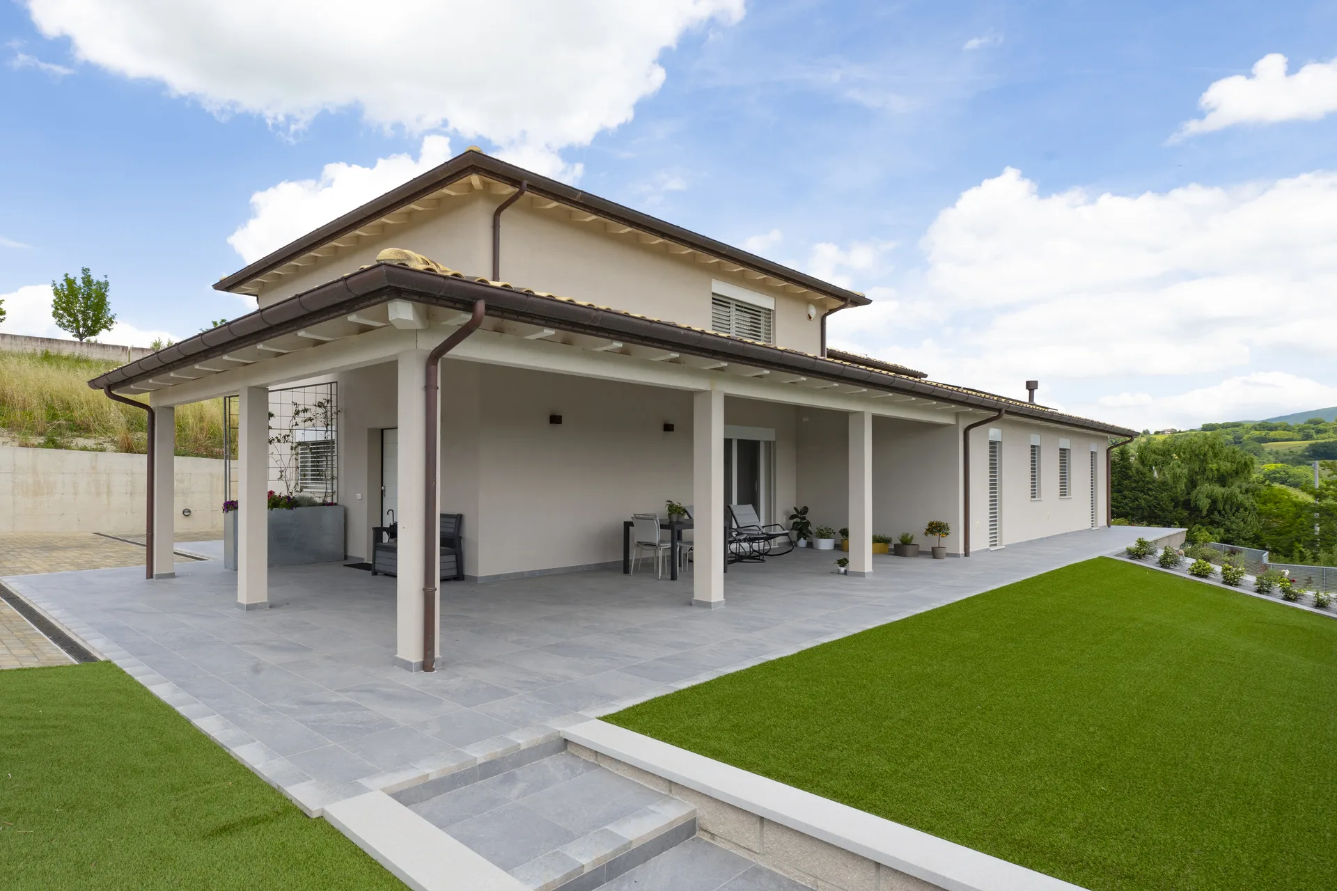 Esterno di una moderna casa in legno prefabbricata a Viterbo con giardino e portico