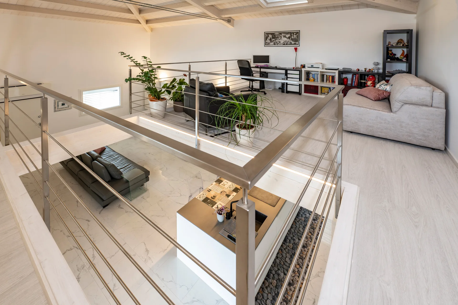 Vista dall'alto del soppalco interno di una casa in legno prefabbricata a Viterbo