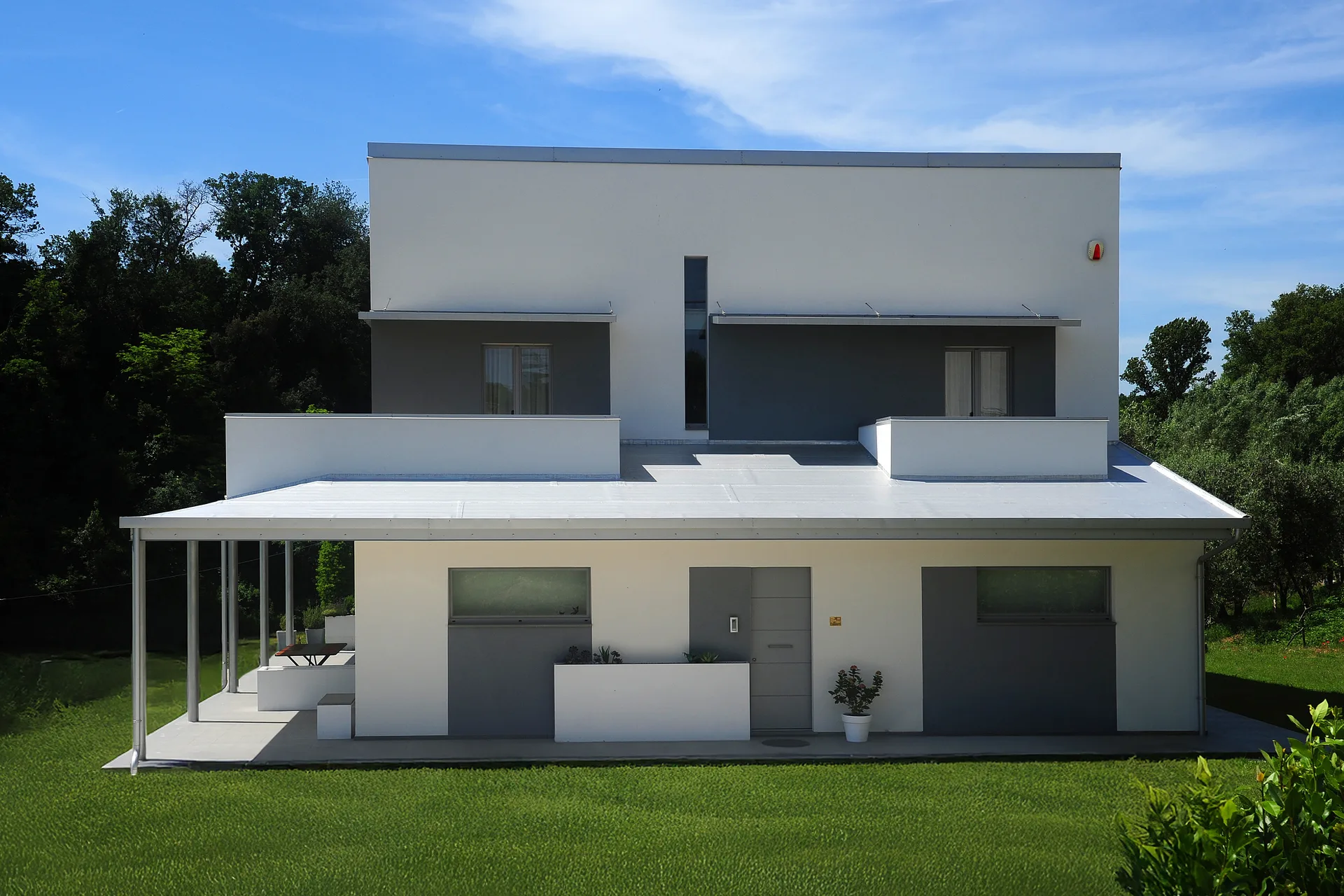 Facciata esterna con porticato e finiture grigie di una casa passiva ecosostenibile
