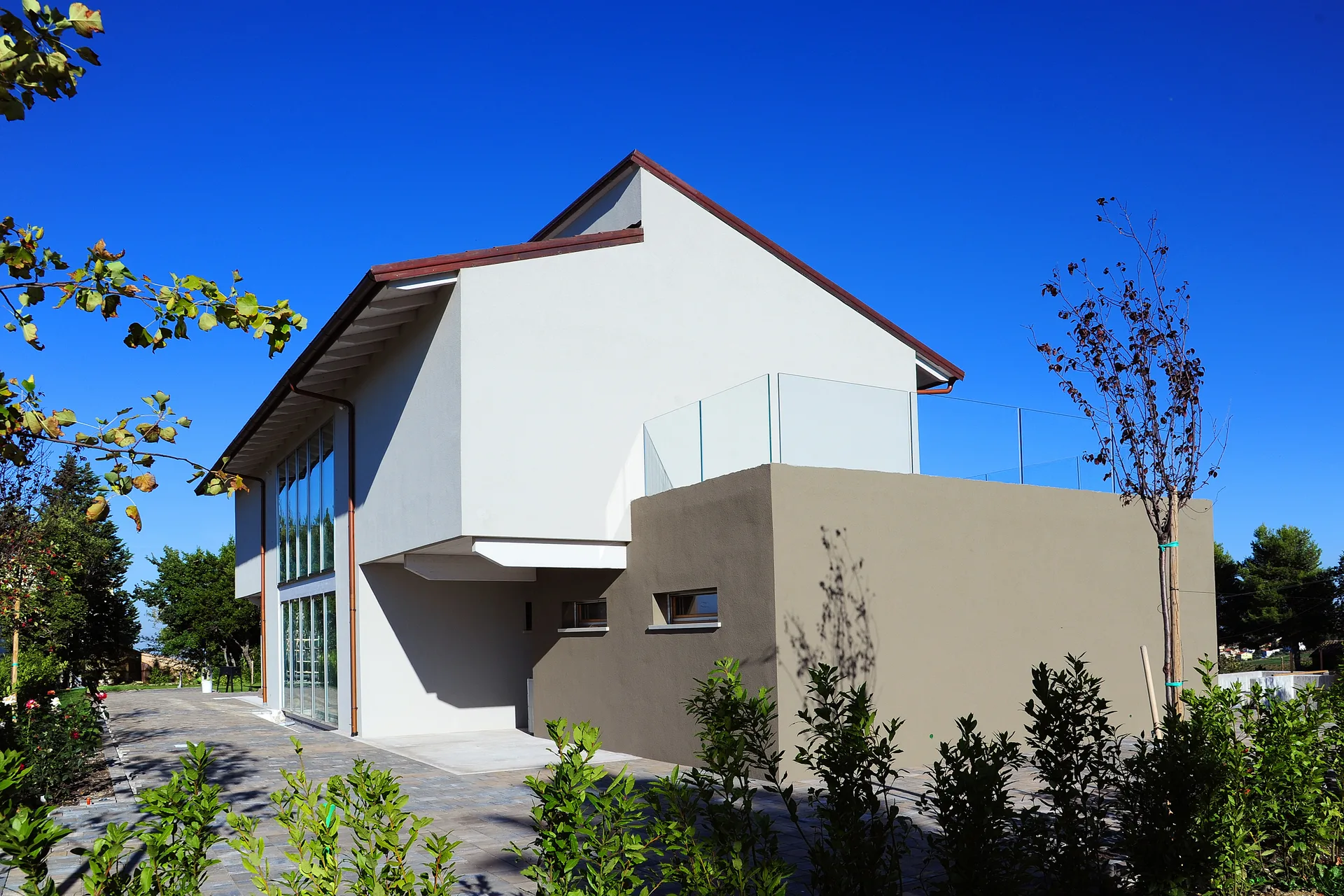 Facciata di una villa in legno a Roma con particolare del doppio colore delle finiture delle facciate