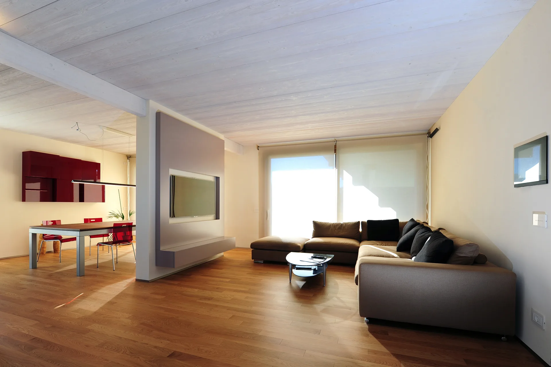 Arredamento interni e open space di una moderna villa in legno a Roma