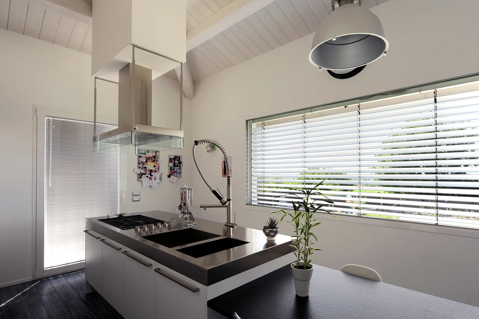 Arredamento moderno della cucina open space di una villa prefabbricata a Latina