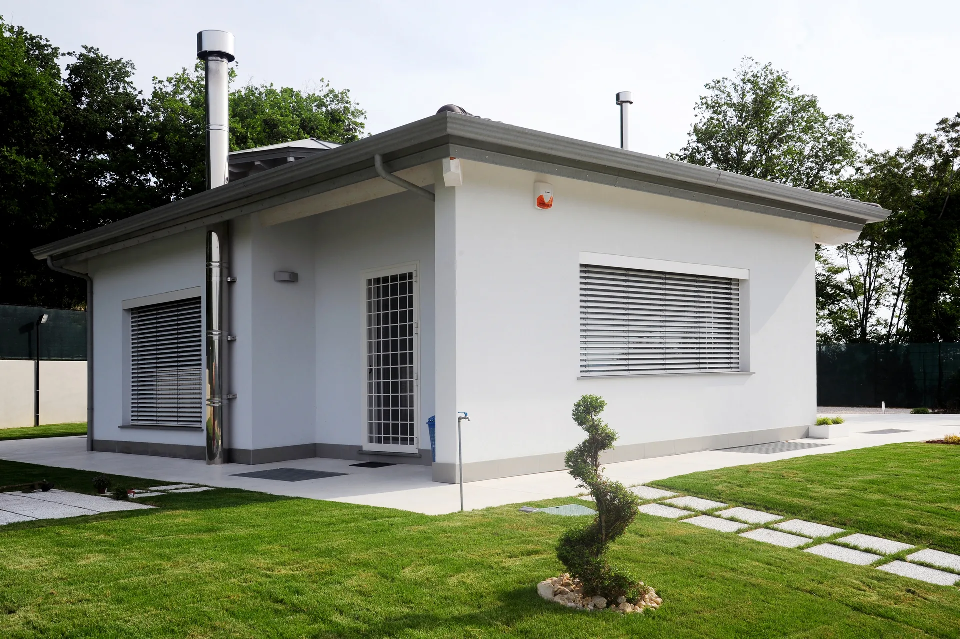 Ingresso esterno e vialetto di accesso di una casa prefabbricata a Latina e provincia