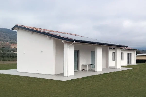 Vista prospettica di una casa monofamiliare in bioedilizia su un livello realizzata ad Arezzo in Toscana.